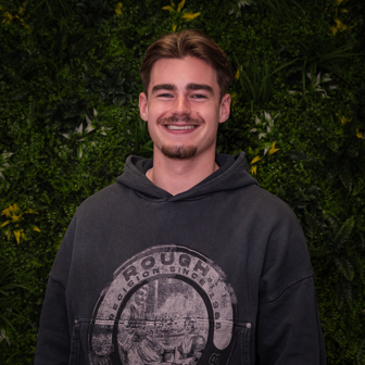 Ravi de Ron junior sales specialist schermdoek bij Doek en Draad